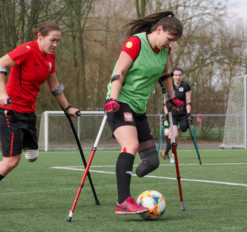 Twee speelsters betwisten de bal tijdens een oefening