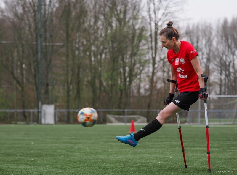 Speelster trapt de bal tijdens het damestrainingskamp