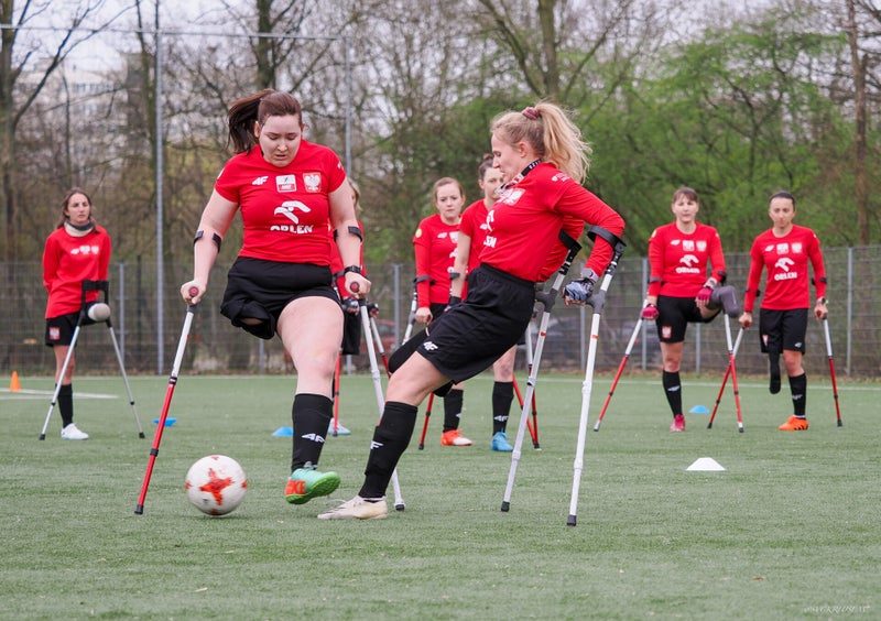 Speelsters trainen samen met de bal op het veld
