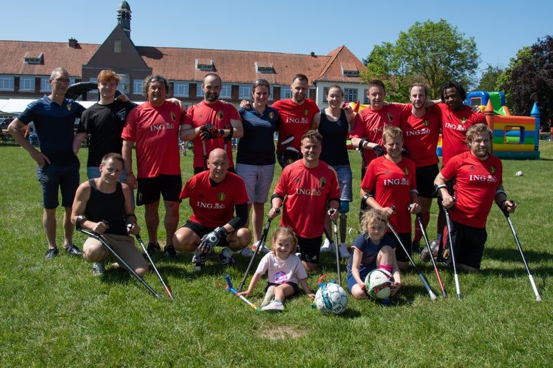 Groepsfoto met spelers, familie en vrijwilligers op de familiedag