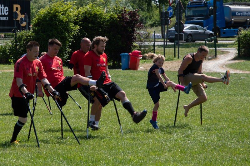 Spelers en kinderen trainen samen in de zon