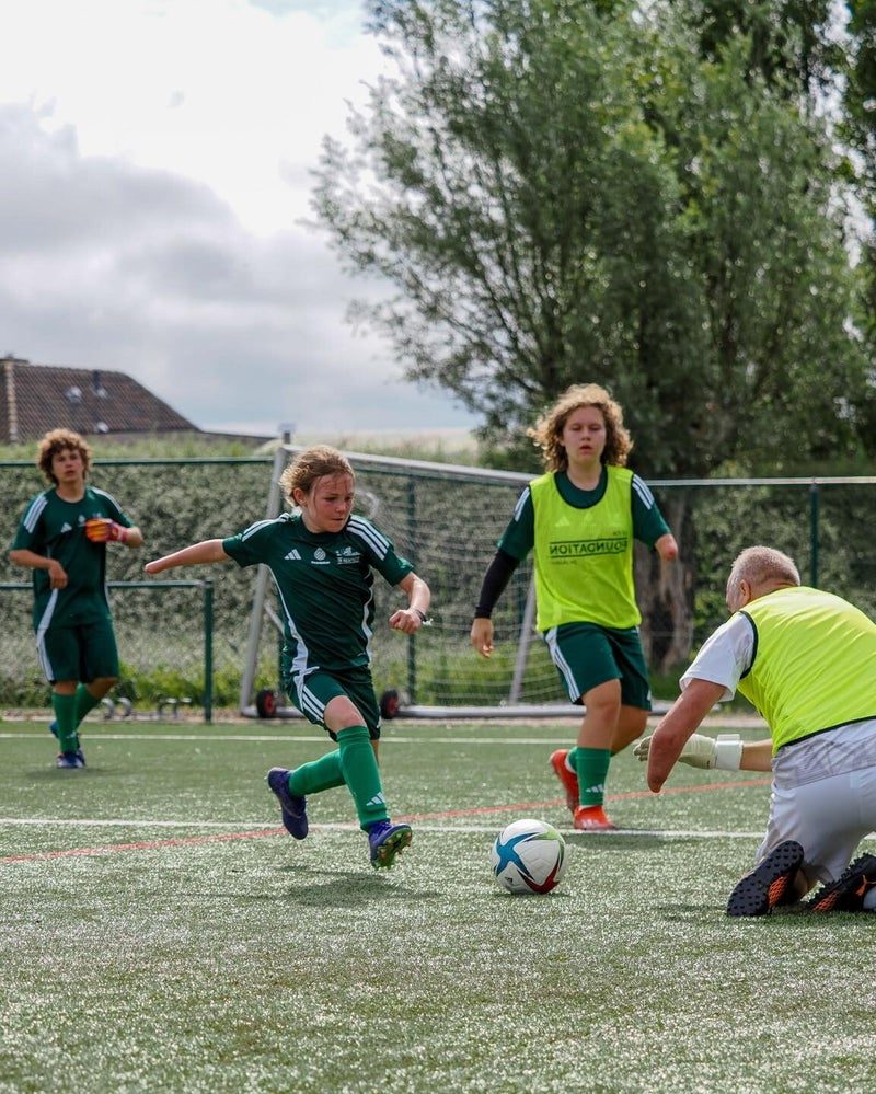 Kinderen spelen een partijtje tijdens het junior camp