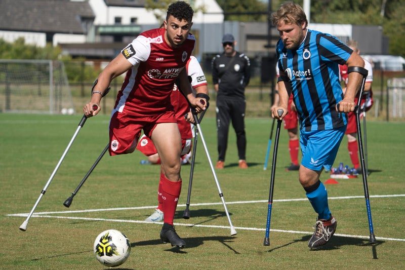 Speler van Royal Antwerp in duel met een speler van Club Brugge tijdens One Leg One Goal