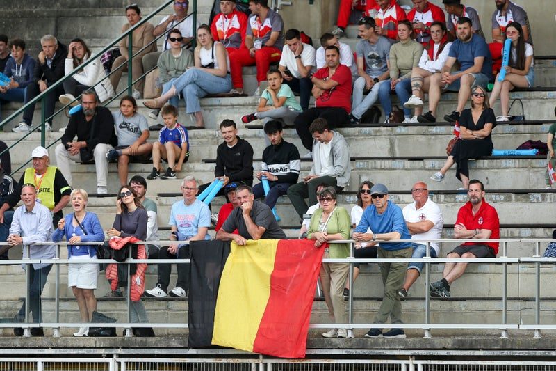 Supporters met de Belgische driekleur op de tribune
